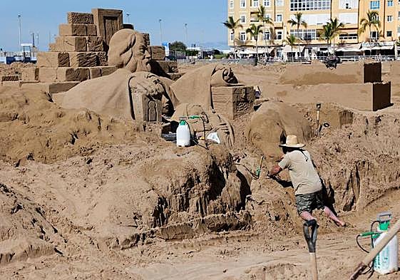 Trabajos sobre la arena para dar vida al belén de Las Canteras.