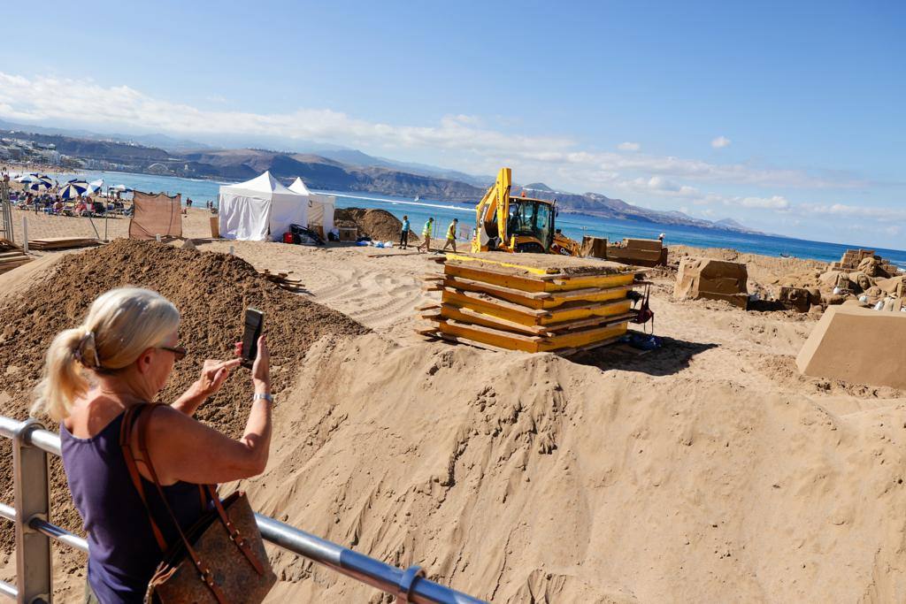 El belén de arena de Las Canteras toma forma