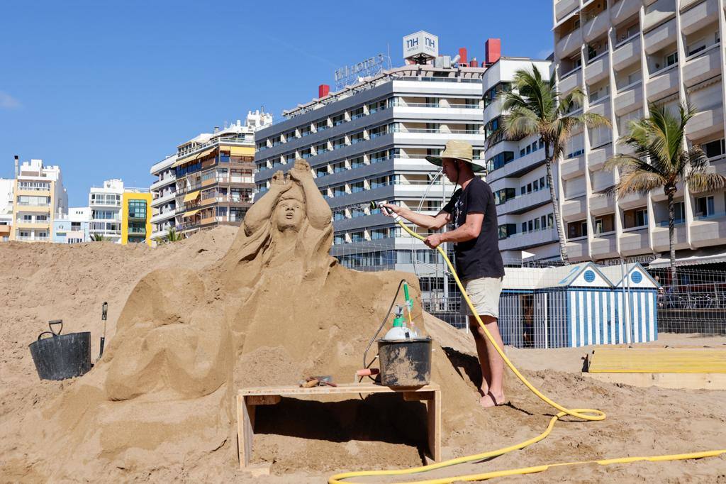 El belén de arena de Las Canteras toma forma