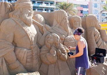 El belén de arena de Las Canteras toma forma