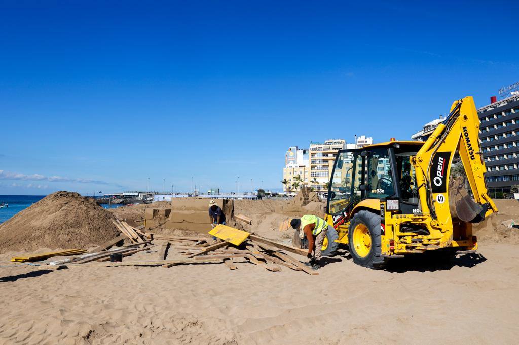 El belén de arena de Las Canteras toma forma