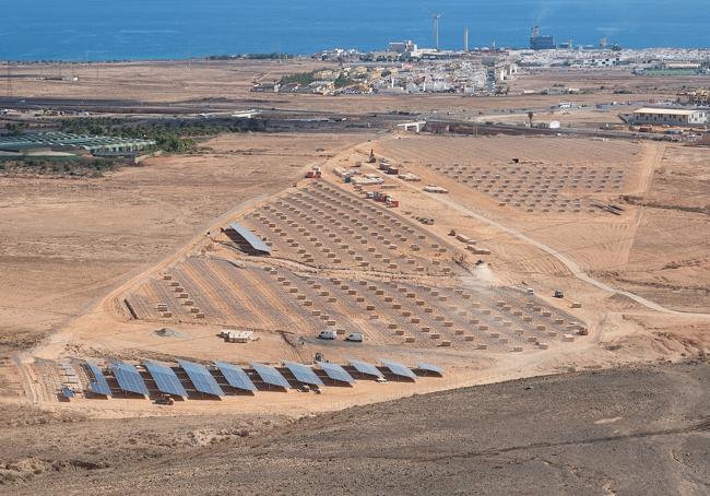 Junto al parque de Puerto del Rosario se están instalando los paneles de otro proyecto renovable más.