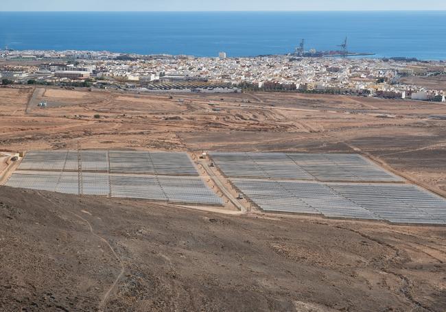 Las 12.700 placas solares del parque instalado junto a Puerto del Rosario.