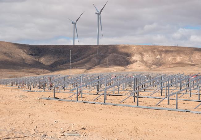 Estructuras preparadas para colocar los paneles del nuevo parque solar en los alrededores de la capital majorera. Al fondo, los aerogeneradores del proyecto Puerto del Rosario.