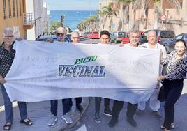 Representantes del Pacto Vecinal, este miércoles, en las calles de La Isleta.