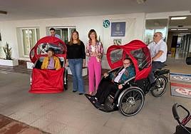 Santiago y Conchita fueron los primeros usuarios de Taliarte en salir de paseo en los triciclos.