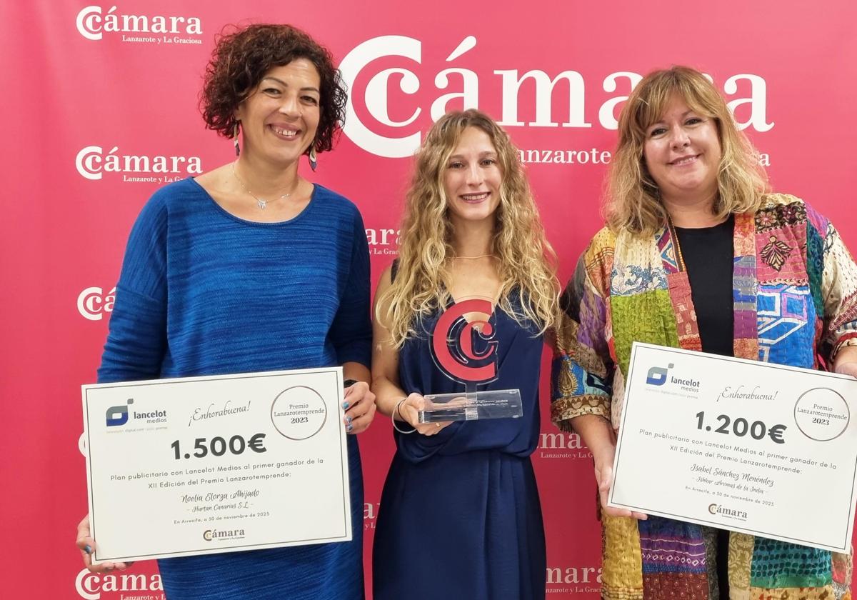 Posado con las tres galardonadas por la Cámara de Comercio de Lanzarote y La Graciosa.