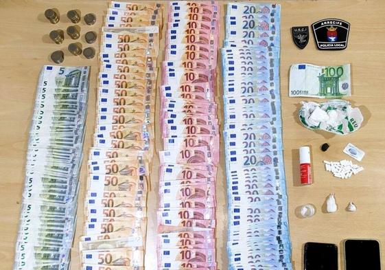 Imagen de los 5.000 euros, gramos de cocaína, los dos móviles, comprimidos de benzodiazepinas y viagra y un trozo de hachís.