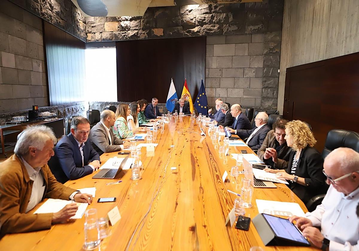 Imagen de archivo del presidente, Fernando Clavijo, con representantes de las patronales y sindicatos.