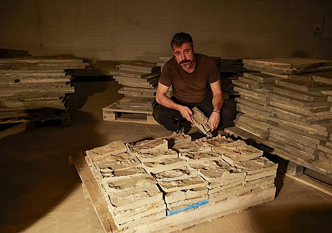 El artista tinerfeño, en la parte central de su instalación.