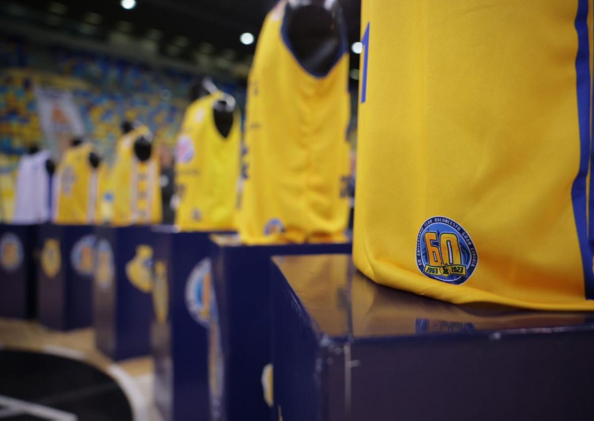 Imagen secundaria 1 - El presidente del club amarillo, Sitapha Savané, presentó la nueva colección.