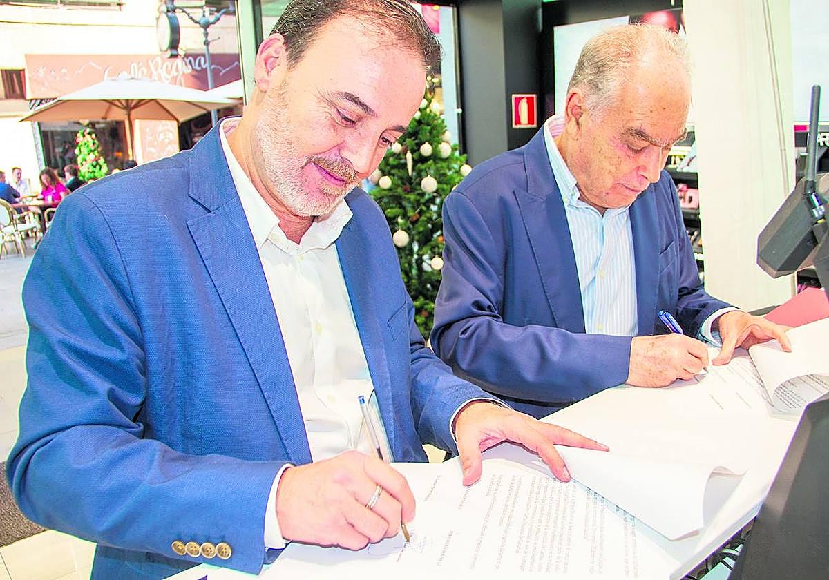 Gilberto Castillo, Director Gerente de Sabina y Gonzalo Marrero Rodríguez, director de Cáritas Diocesana de Canarias, rubricando la colaboración.