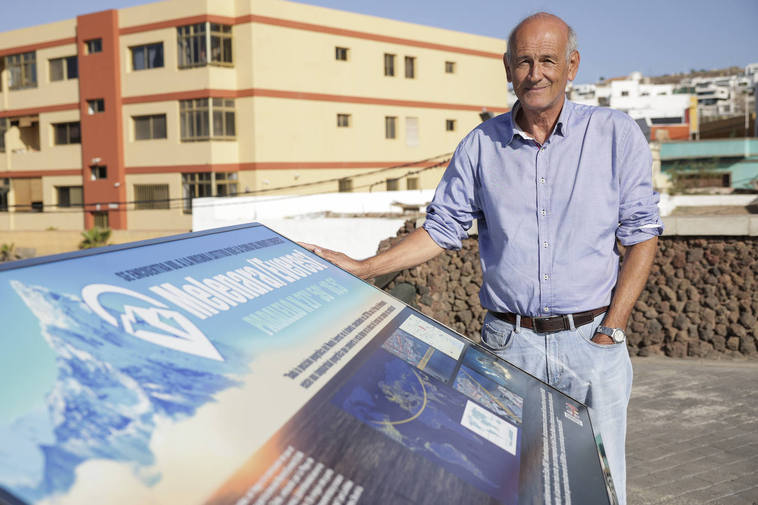 Pedro Benítez, junto a la placa que destaca que la playa de Melenara comparte latitud con el Everest.