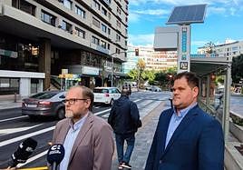 El concejal de Movilidad, José Eduardo Ramírez (i), y el secretario general de Cermi en Canarias, Miguel Ángel Déniz.