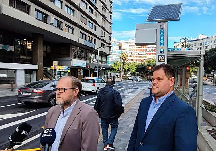 El concejal de Movilidad, José Eduardo Ramírez (i), y el secretario general de Cermi en Canarias, Miguel Ángel Déniz.