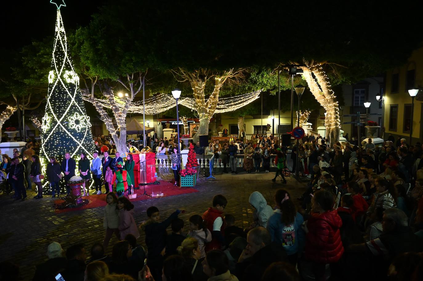 Guía da el pistoletazo de salida a las fiestas navideñas con su encendido
