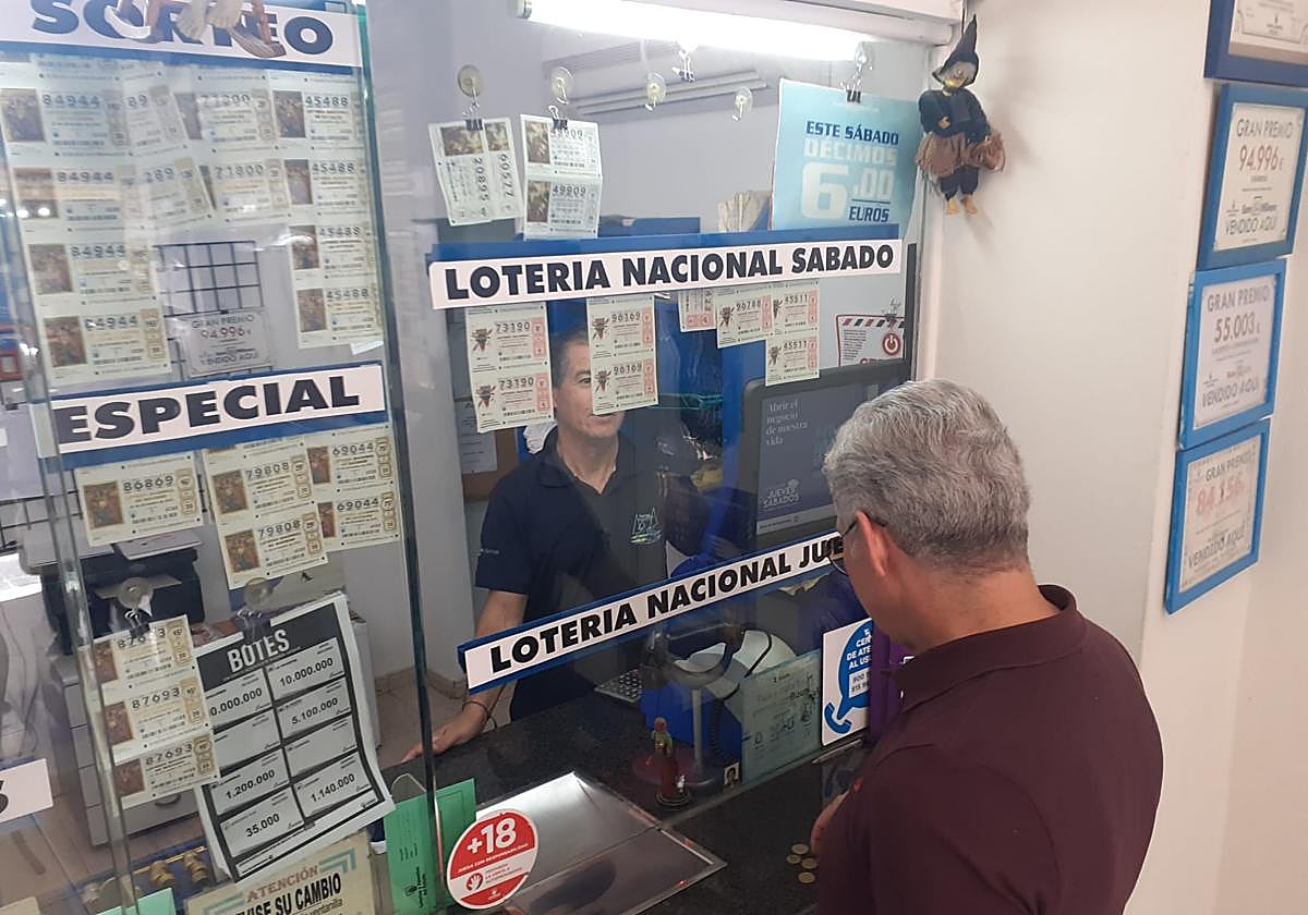 Venta de décimos en una de las administraciones clásicas de Arrecife, la 5.