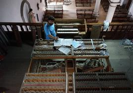 Alejandro Rodríguez, en una imagen de archivo, reparando en el órgano romántico en la iglesia de San Mateo.