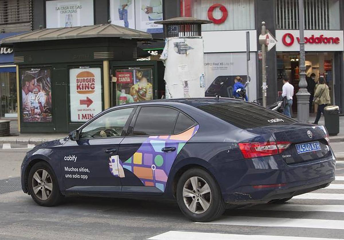 Un vehículo de alquiler con conductor (VTC) de la empresa Cabify circulando por Valencia.