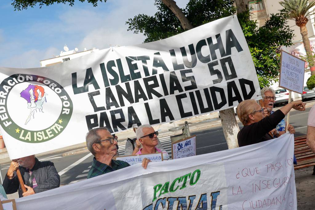 El Pacto Vecinal sale a la calle en protesta para recuperar el Canarias 50