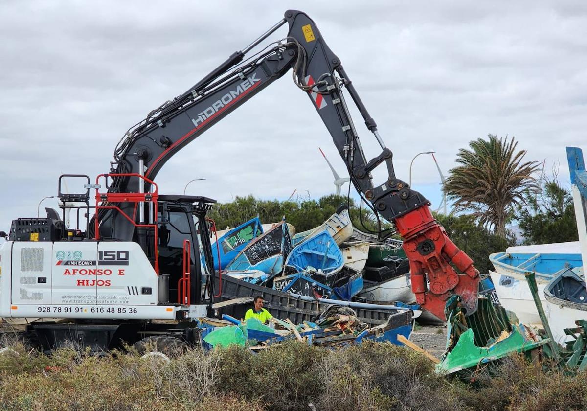 Destruyen las pateras acumuladas en Arinaga