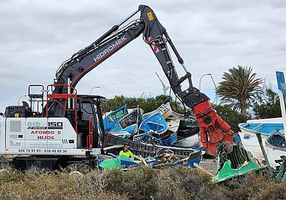 Una potente maquinaria destruye ya las pateras acumuladas en Arinaga.