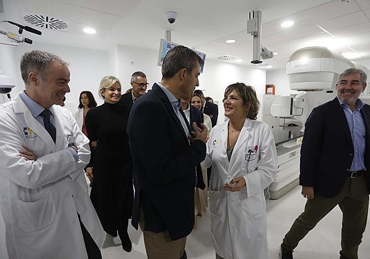 Autoridades y personal sanitarios visitando el búnker.