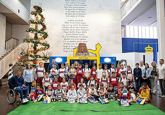 Foto de familia de los participantes en el acto celebrado en el patio de la Casa Palacio.