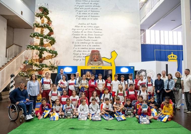 Foto de familia de los participantes en el acto celebrado en el patio de la Casa Palacio.