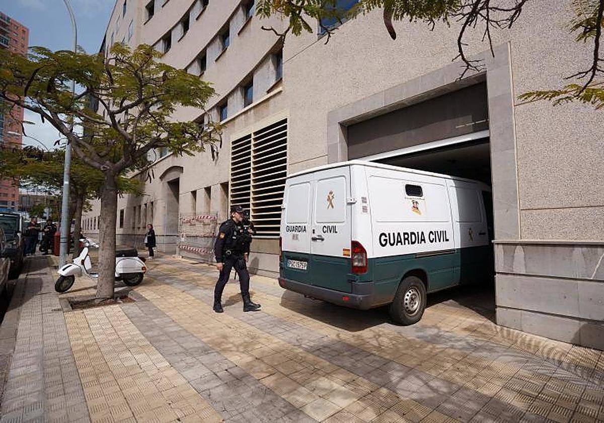Un vehículo de la Guardia Civil entra en el garaje de la Audiencia Provincial de Santa Cruz de Tenerife.
