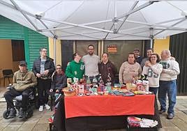 Los usuarios del centro ocupacional recibieron la visita del edil Carlos Carrión, en el centro, en puesto de venta