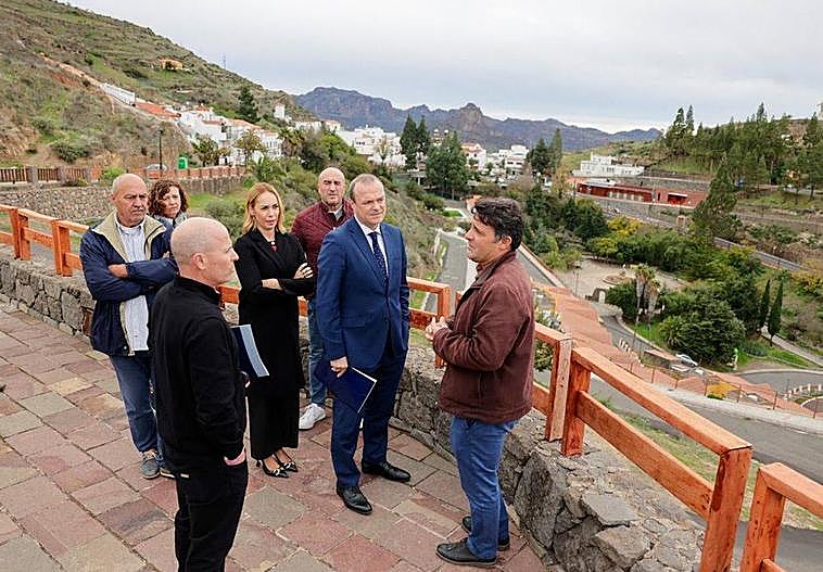 Jesús Díaz, alcalde de Artenara (derecha), da explicaciones a Augusto Hidalgo, durante la visita.