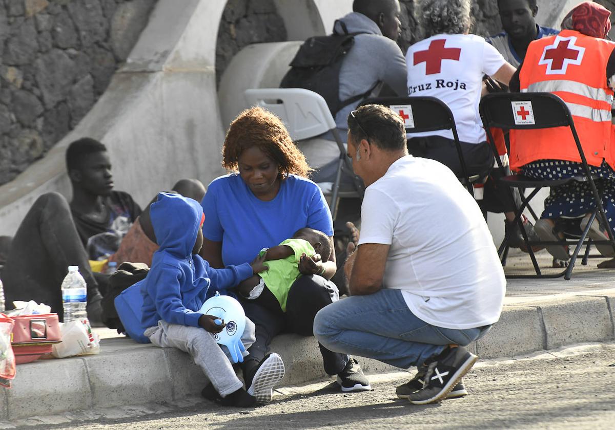 Atienden a dos menores inmigrantes en El Hierro.