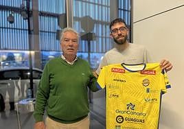 El nuevo fichaje del CV Guaguas, Finoli, junto al presidente de la entidad, Juan Ruiz.