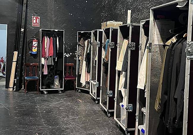 El vestuario, listo para las funciones.