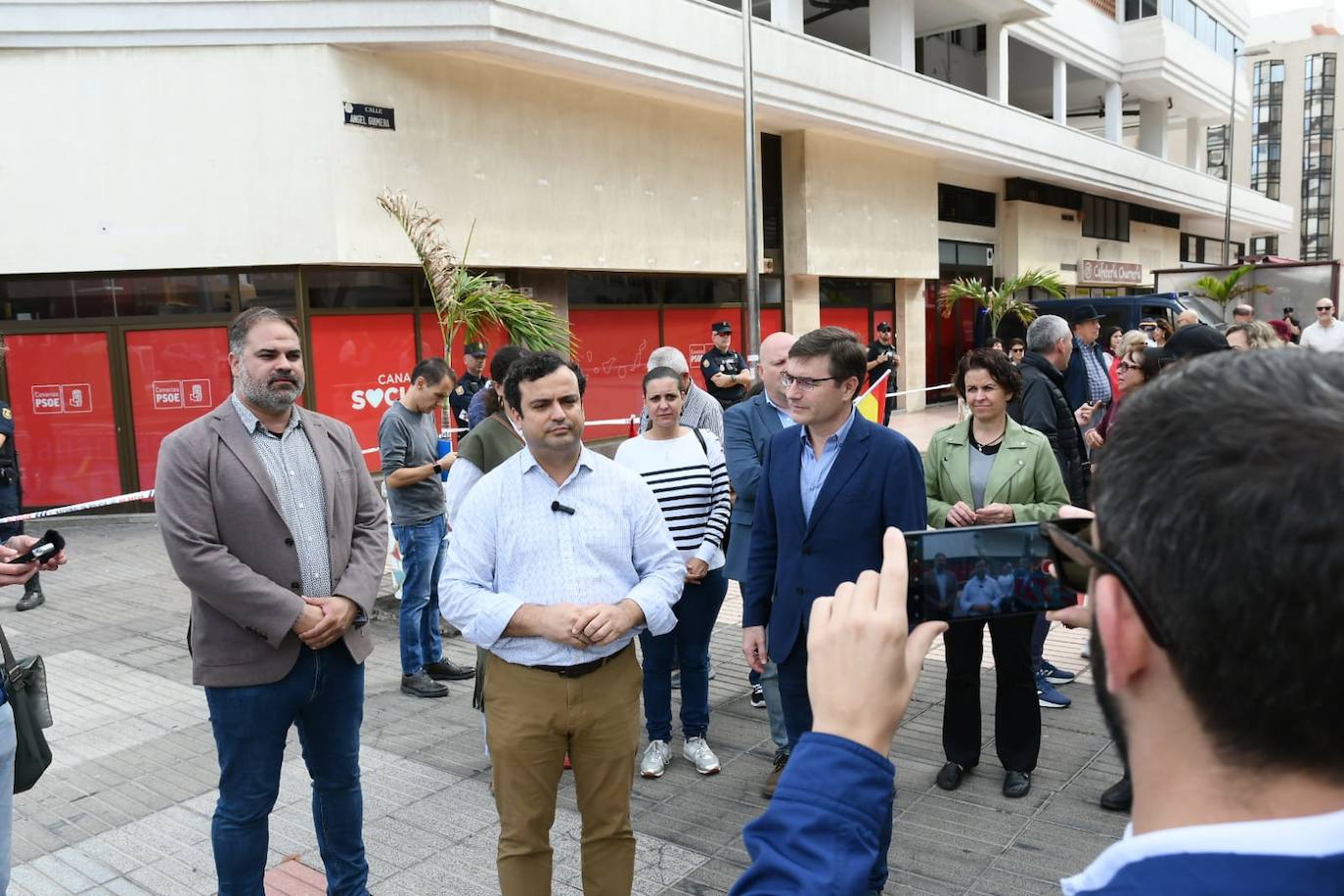 Pancartas y banderas de España en la manifestación de Vox ante la sede del PSOE en la capital grancanaria