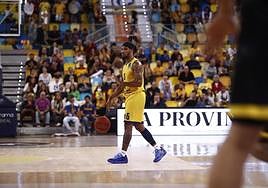 Andrew Albicy controla el esférico durante un ataque de los amarillos.