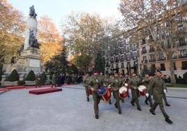 Ceremonia de izado de la bandera frente al Senado.