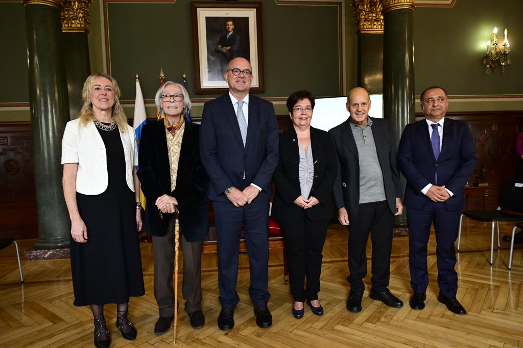 Reconocimientos para Emilio Cuevas, Dolores Corbella y Pepe Dámaso en el 45 aniversario de la Constitución