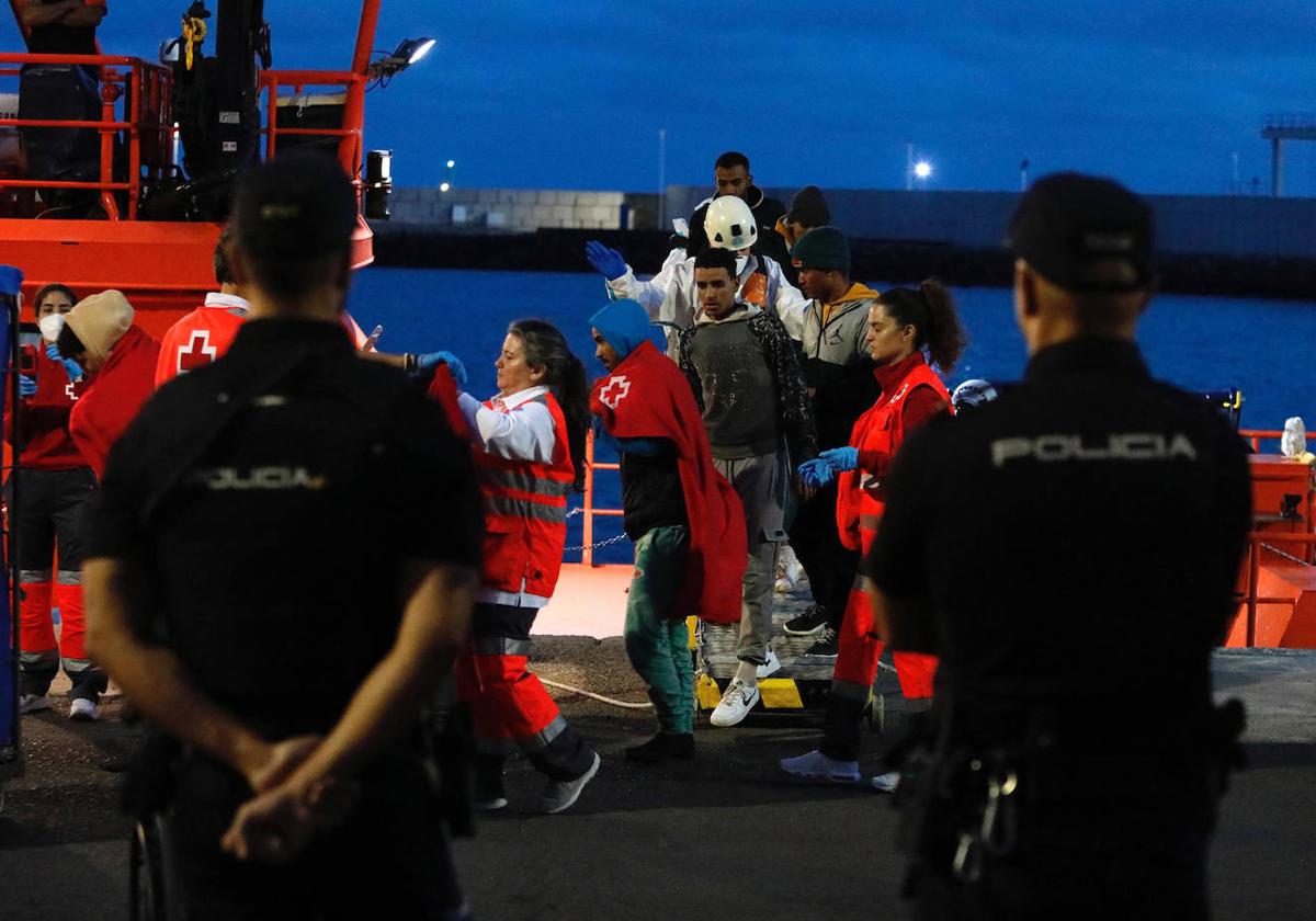 Uno de los grupos de personas rescatado por Salvamento Marítimo desembarcando en Arrecife.