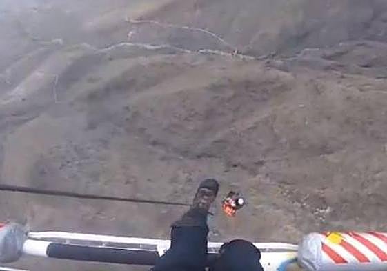 Rescate del parapentista en la parte alta del Barranco del Infierno, Adeje, una zona rocosa de difícil acceso.