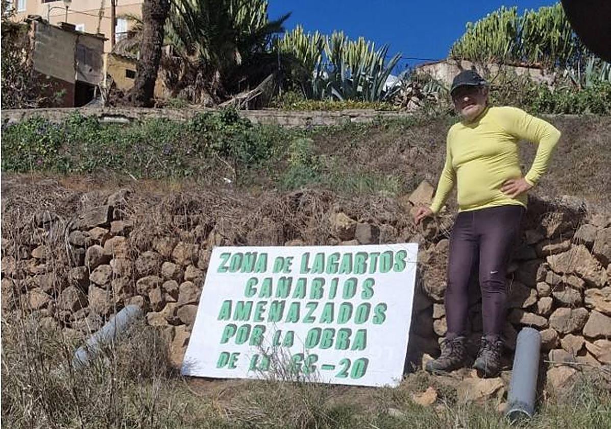 Honorio Galindo, miembro de Agonane, en la parcela de Arucas donde se produjeron los hechos.
