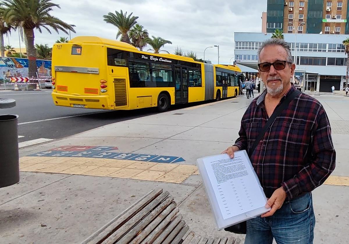 Juan José López posa con una de las hojas para la recogida defirmas.