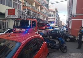 Medios desplegados en la calle Ingeniero Salinas para sofocar las llamas y atender a los afectados.