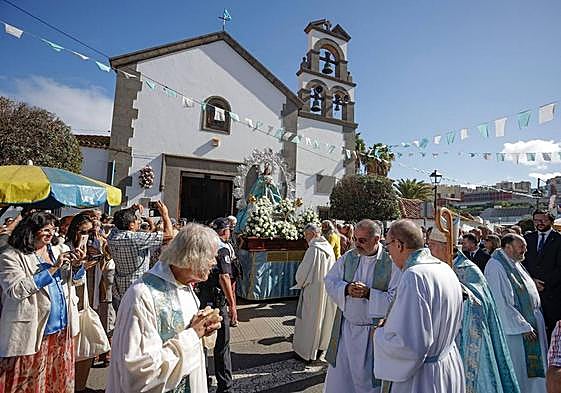 La virgen se encamina por las calles de barrio.