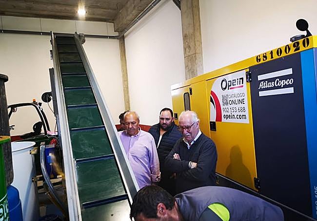 Miguel Hidalgo acudió al montaje y prueba de la maquinaria de la fábrica de pellets.