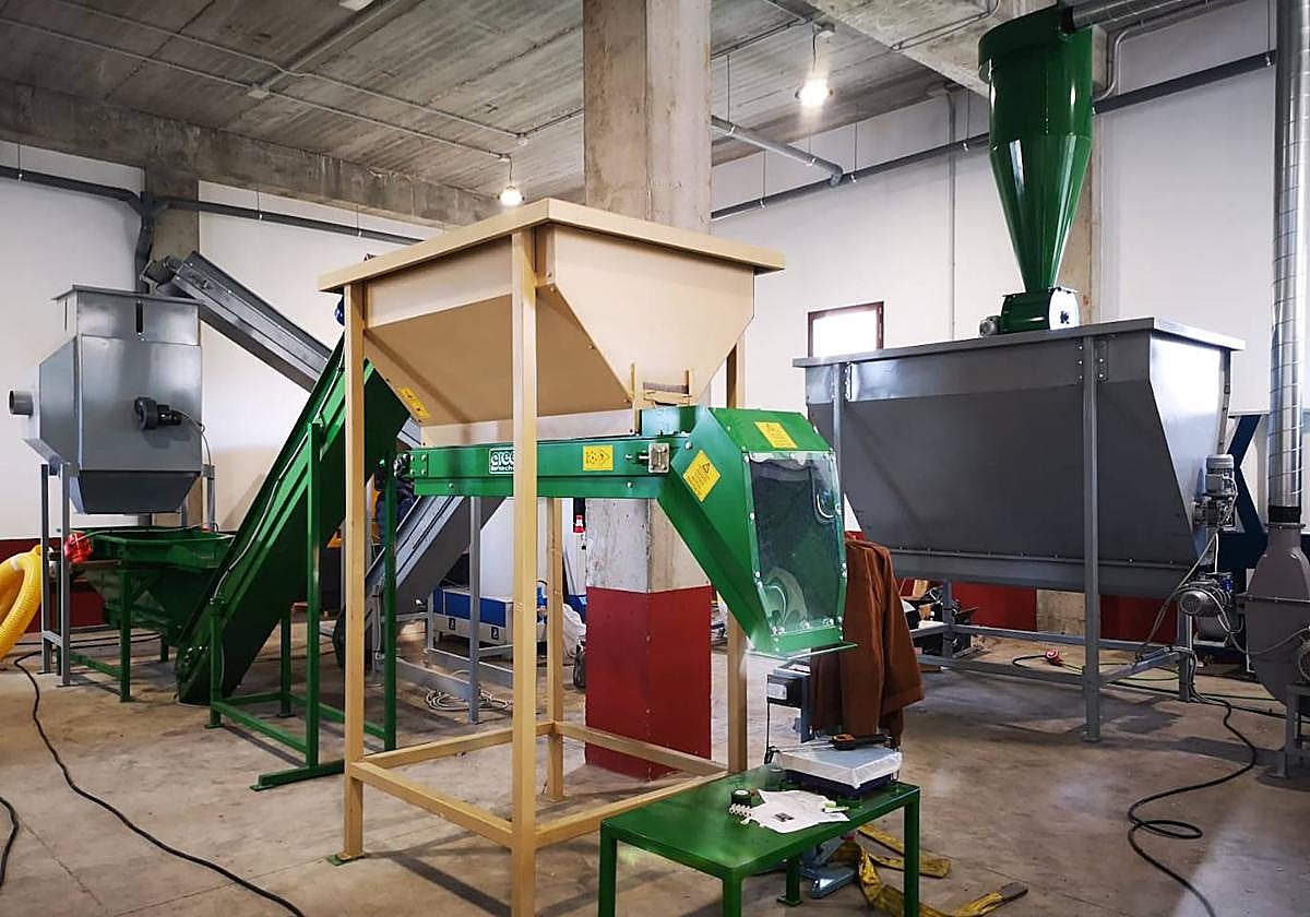 Maquinaria de la fábrica de pellets de Artenara instalada provisionalmente en el almacén municipal.
