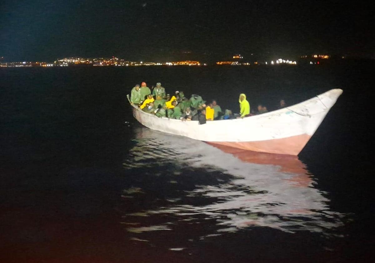 They rescue a canoe with 62 people on board in the south of Gran Canaria