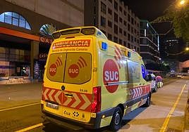 Personal del SUC atendiendo al herido.