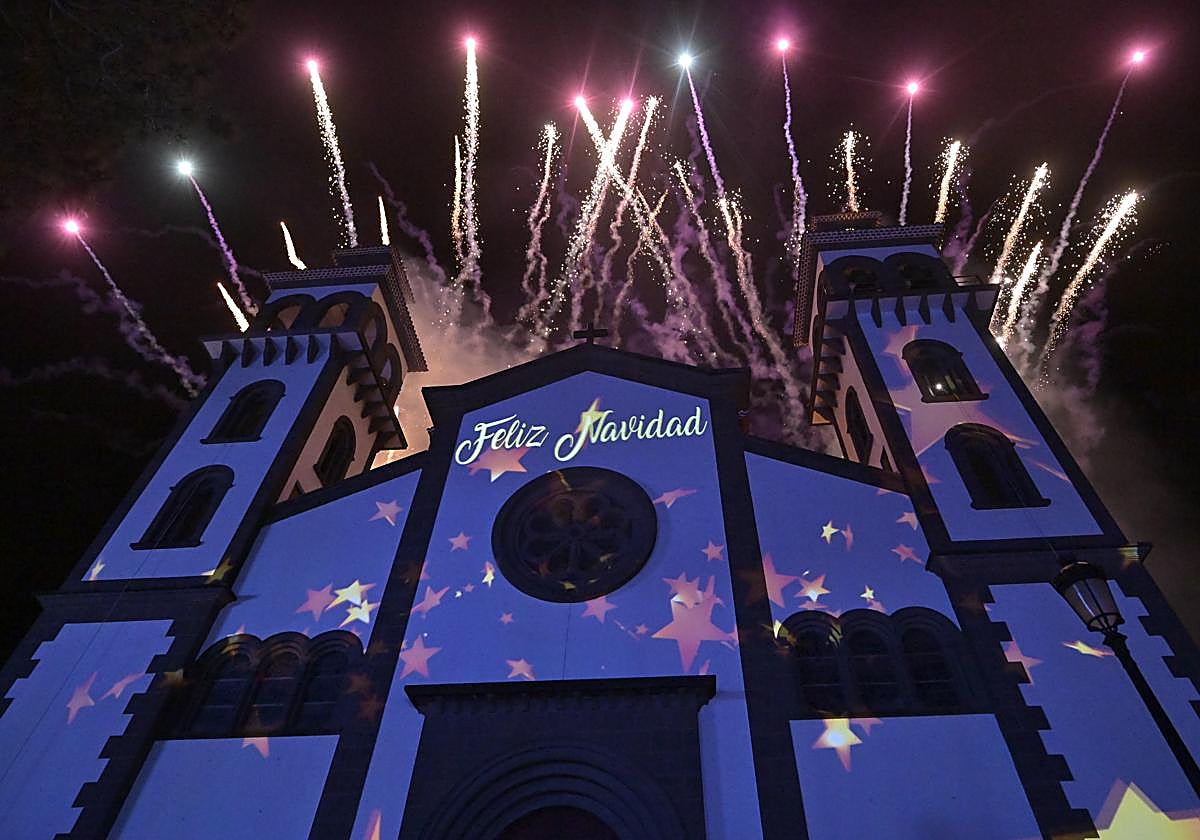 Espectacular encendido navideño en la Villa de Moya.